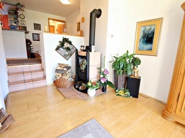 Wohnen wie in einem Haus: 3 Zimmer Gartenmaisonettewohnung mit super Ausstattung - Wohnzimmer_Schwedenofen