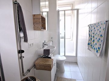 Modernisierte 3 Zimmer Wohnung direkt am Tegernseer Platz in Obergiesing - Badezimmer