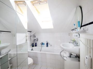 Für Kapitalanleger - Vermietete 1 ZKB Dachgeschosswohnung in ruhiger Lage von Höhenkirchen - Badezimmer