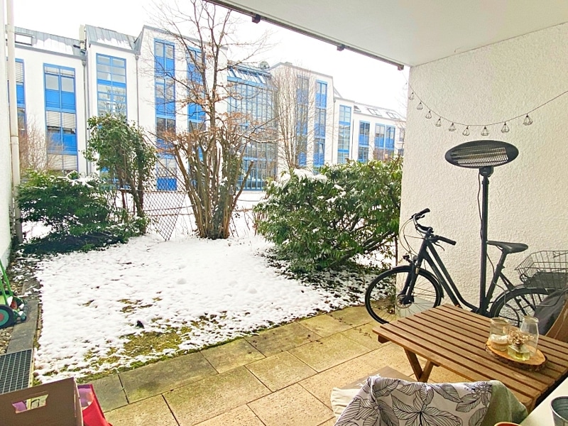 Gemütliches 1 ZKB Apartment mit kleinem Garten in zentraler Lage von Unterhaching - Terrasse mit Westgarten