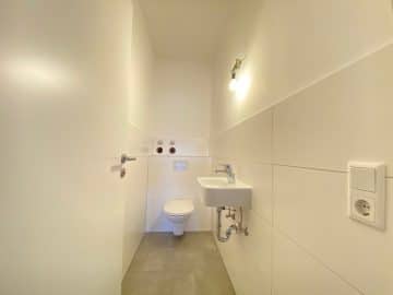 Neu sanierte 3 Zimmer Dachgeschosswohnung in zentraler Lage von Höhenkirchen - Gäste-WC