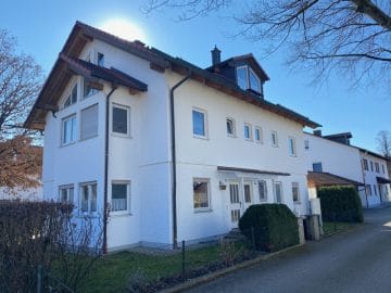 Großzügige, lichtdurchflutete 2 ZKB Wohnung mit Südbalkon in Siegertsbrunn - Außenbild