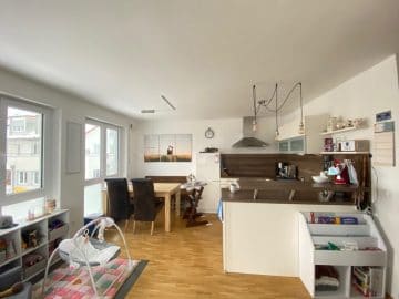 Attraktive, neuwertige 3 Zimmerwohnung mit Südbalkon und Einbauküche in Siegertsbrunn - Offene Küche Essbereich