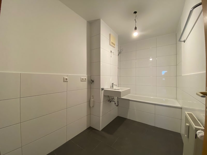 Neu renovierte, perfekt geschnittene 3 Zimmerwohnung mit großem Südbalkon in Siegertsbrunn - Badezimmer