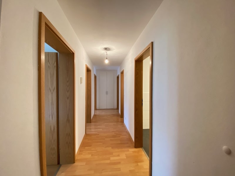 Neu renovierte, perfekt geschnittene 3 Zimmerwohnung mit großem Südbalkon in Siegertsbrunn - Flur