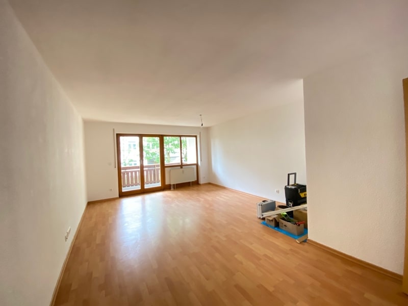 Neu renovierte, perfekt geschnittene 3 Zimmerwohnung mit großem Südbalkon in Siegertsbrunn - Wohnzimmer