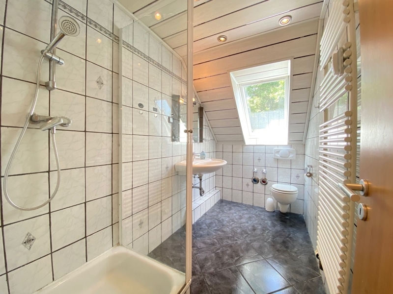 Helle 2,5 Zimmer Dachgeschosswohnung mit Einbauküche in Vaterstetten - Badezimmer