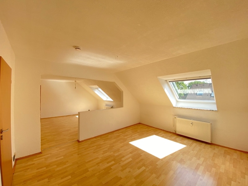 Helle 2,5 Zimmer Dachgeschosswohnung mit Einbauküche in Vaterstetten - Wohnraum