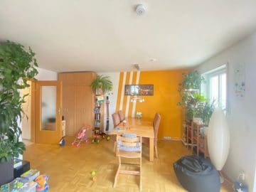 Lichtdurchflutete 3 ZKB Wohnung mit Balkon in Trudering - Essecke