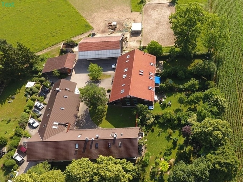 Individuelles wohnen! 4 ZKB Galerie-Whg. mit Kamin und eigenem Garten auf dem Wächterhof / Höhenkirchen - Luftbild