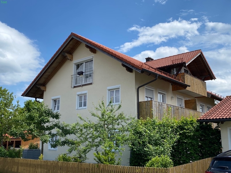 Nur an eine Einzelperson - Gemütliche 1 ZKB Dachgeschosswohnung mit Balkon in ruhiger Lage von Höhenkirchen - Aussenansicht
