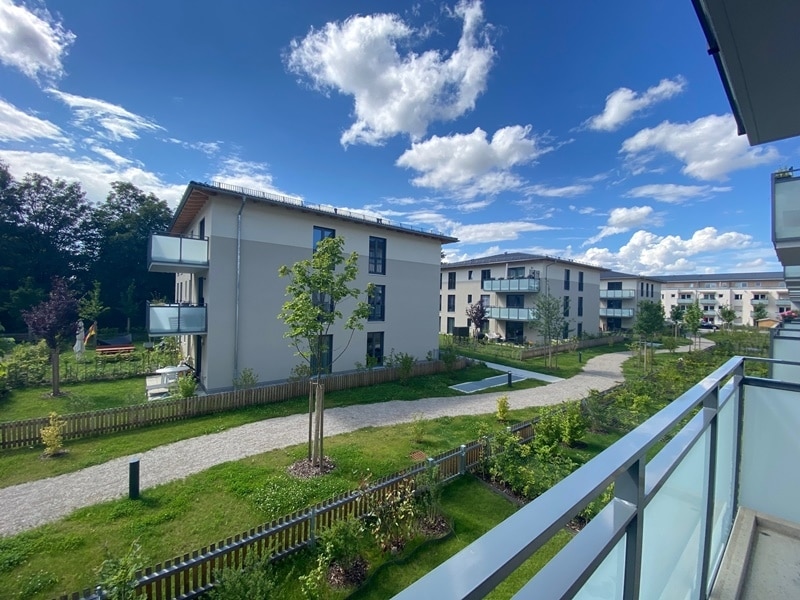 Sofort einziehen! - Neuwertige 2 ZKB Wohnung mit Westbalkon in zentraler Lage von Höhenkirchen-Siegertsbrunn - Ausblick Balkon