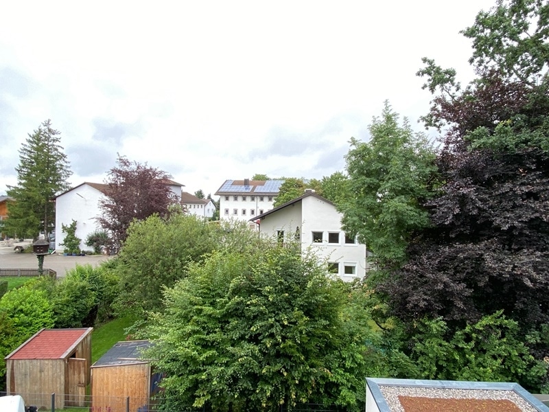 Erstbezug: Lichtdurchflutete 3 ZKB Wohnung mit Ostbalkon in zentraler Lage von Höhenkirchen - Aussicht Schlafzimmer