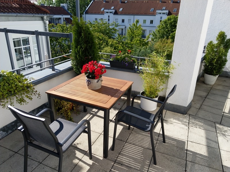 1 Zimmer Appartment mit großer Dachterrasse in zentraler Lage von Taufkirchen - Terrasse im Sommer