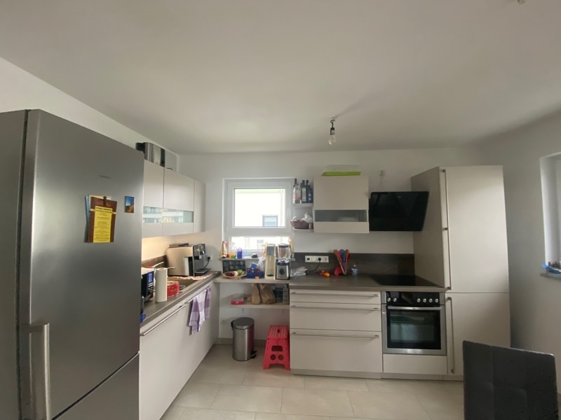Perfekt geschnittene 3 ZKB Wohnung mit großem Südbalkon in Unterhaching - Küche mit EBK