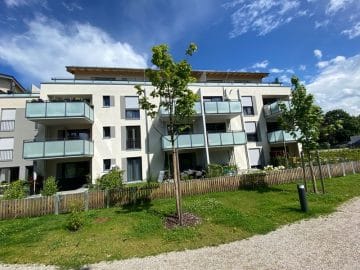 Sofort einziehen! - Neuwertige 2 ZKB Wohnung mit Westbalkon in zentraler Lage von Höhenkirchen-Siegertsbrunn - Außenansicht