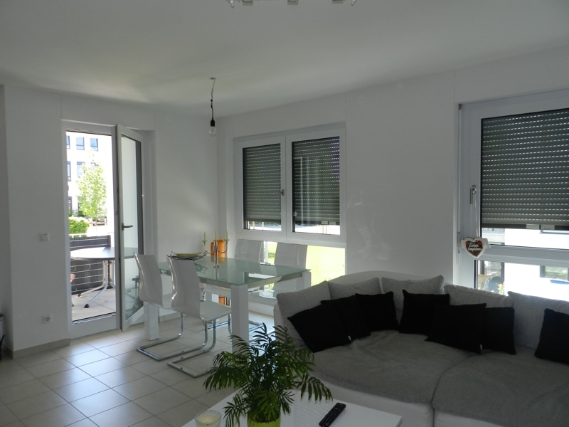 Moderne helle 2,5 Zimmerwohnung mit Einbauküche und SW-Balkon in Höhenkirchen - Wohn-/Essraum