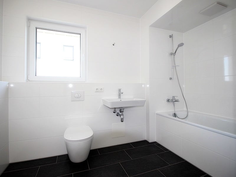 Perfekt geschnittene 3 ZKB Wohnung mit großem Südbalkon in Unterhaching - Badezimmer