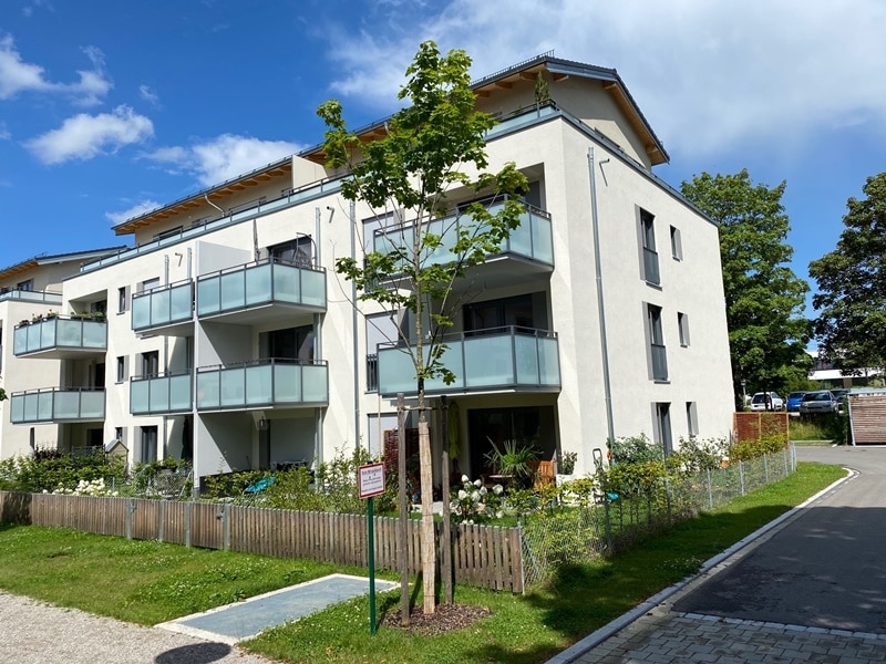 Sofort einziehen! - Neuwertige 2 ZKB Wohnung mit Westbalkon in zentraler Lage von Höhenkirchen-Siegertsbrunn - Außenansicht Südwest
