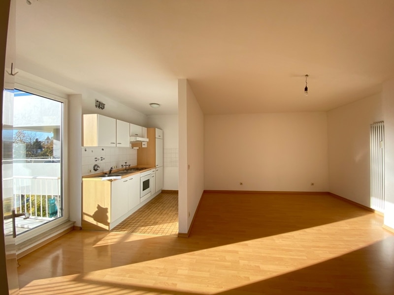 1 Zimmerwohnung mit 2 Balkonen in zentraler Lage von Ottobrunn - Wohnraum/ Küche