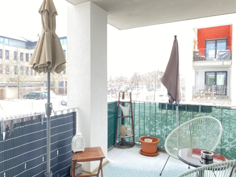 Moderne helle 2,5 Zimmerwohnung mit Einbauküche und SW-Balkon in Höhenkirchen - Balkon