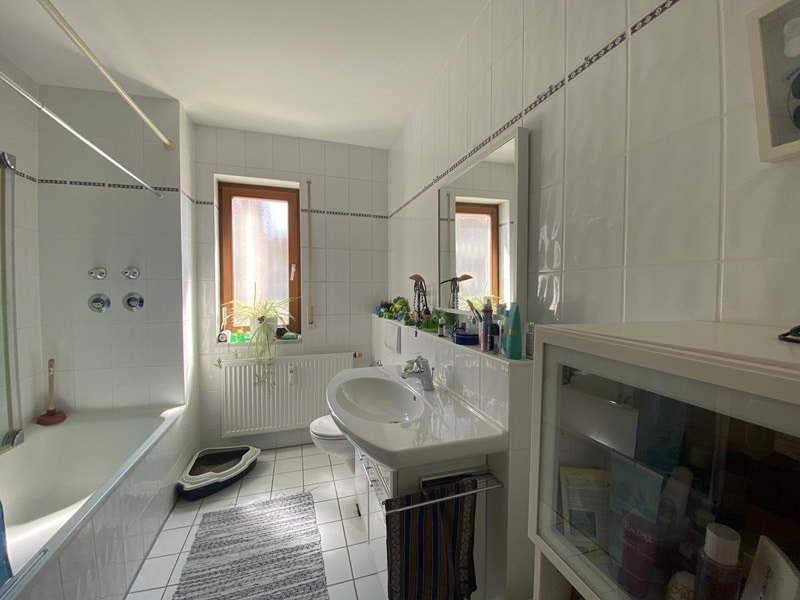 Attraktive, lichtdurchflutete 2,5 Zimmerwohnung mit eingewachsenem Südgarten in Siegertsbrunn - Badezimmer