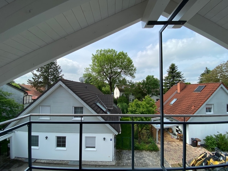 Erstbezug: Lichtdurchflutete 3 Zimmer Dachgeschosswohnung mit EBK und 2 Balkonen in Hohenbrunn - Aussicht Südbalkon