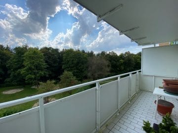 Renovierungsbedürftige 2 ZKB Wohnung mit 2 Balkonen in München-Neuperlach - Großer Balkon