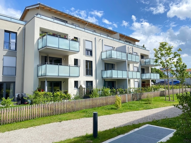 Sofort einziehen! - Neuwertige 2 ZKB Wohnung mit Westbalkon in zentraler Lage von Höhenkirchen-Siegertsbrunn - Außenansicht Nordwest