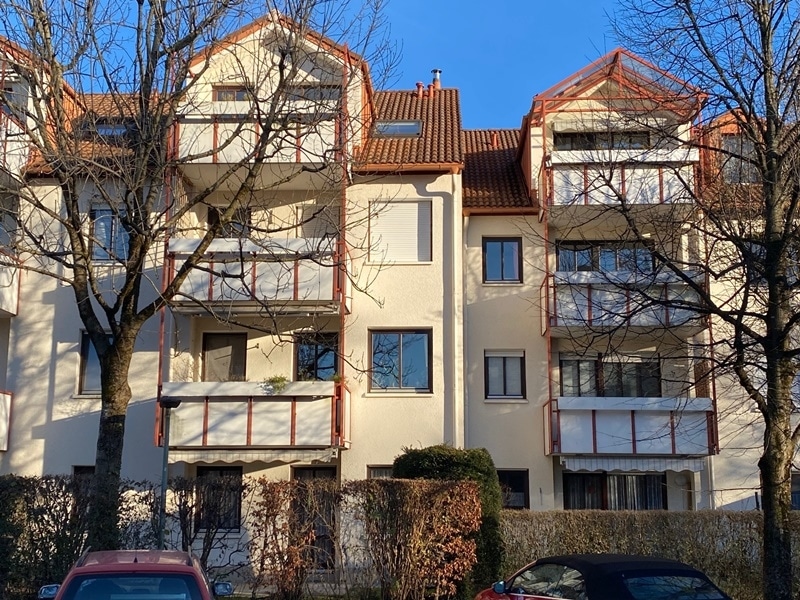 Attraktive 4 ZKB Wohnung mit Balkon in zentraler Lage von Unterhaching - Außenansicht