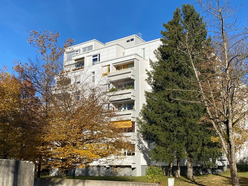 Gepflegte, helle 3ZKB Etagenwohnung mit SW-Balkon in Waldrandlage in Ottobrunn - Außenansicht
