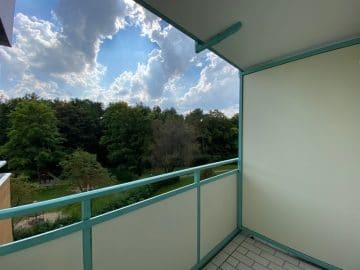 Renovierungsbedürftige 2 ZKB Wohnung mit 2 Balkonen in München-Neuperlach - Kleiner Balkon