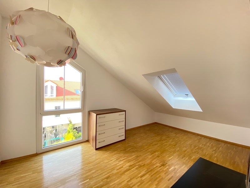 Großzügige Doppelhaushälfte. hochwertig ausgestattet in bevorzugter. familienfreundlicher Lage von Siegertsbrunn - Kleines Dachstudio