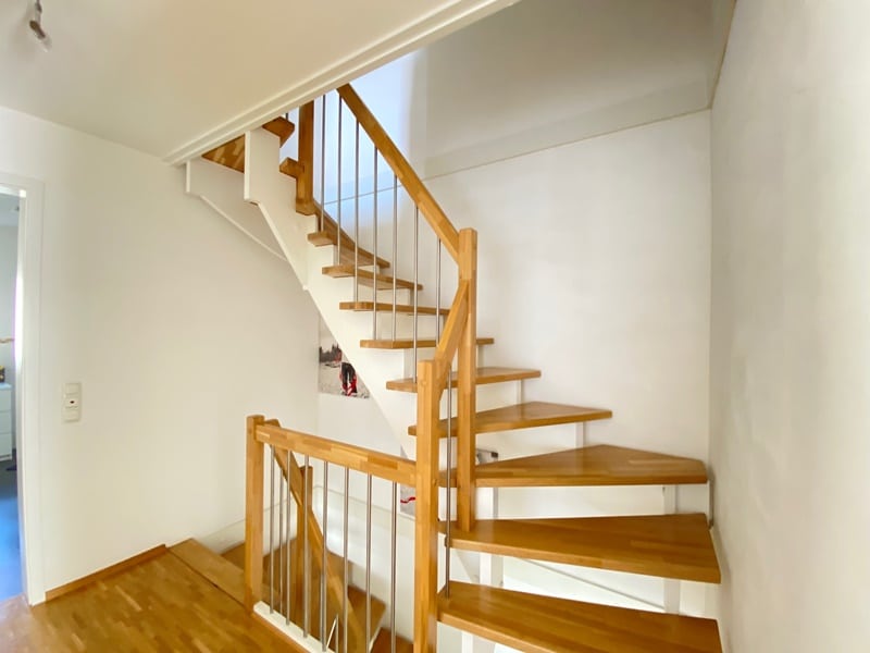 Großzügige Doppelhaushälfte. hochwertig ausgestattet in bevorzugter. familienfreundlicher Lage von Siegertsbrunn - Treppenaufgang