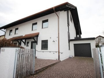 Große und familienfreundliche Doppelhaushälfte in Höhenkirchen - Aussenansicht Straßenseite