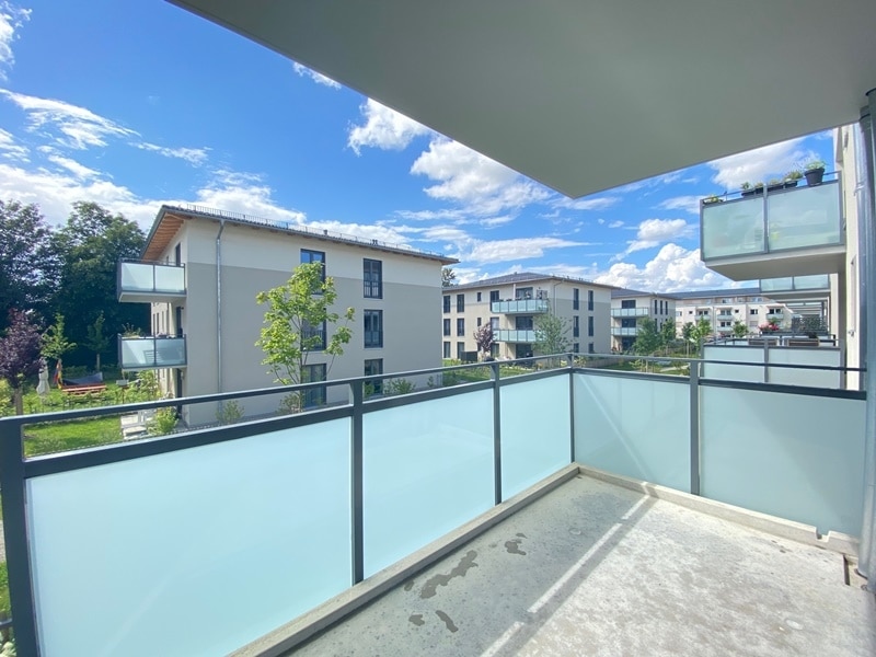 Sofort einziehen! - Neuwertige 2 ZKB Wohnung mit Westbalkon in zentraler Lage von Höhenkirchen-Siegertsbrunn - Balkon