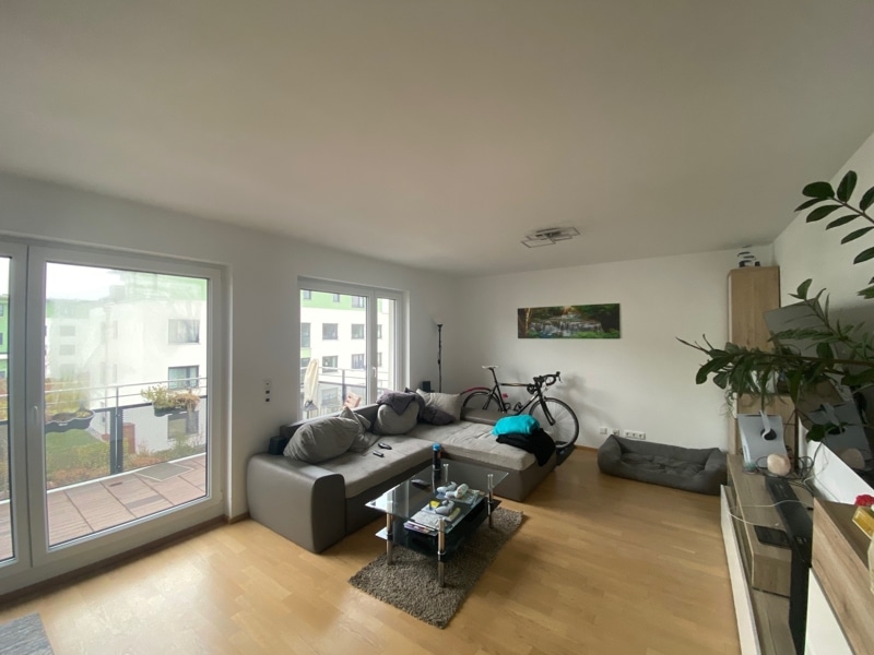 Perfekt geschnittene 3 ZKB Wohnung mit großem Südbalkon in Unterhaching - Wohnzimmer