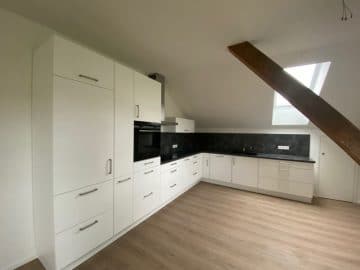 Erstbezug nach Sanierung: Moderne 3 ZKB DG Wohnung mit EBK in ruhiger Ortsrandlage von Siegertsbrunn - Küche