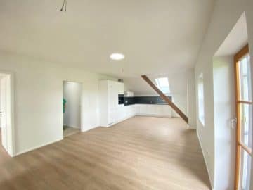 Erstbezug nach Sanierung: Moderne 3 ZKB DG Wohnung mit EBK in ruhiger Ortsrandlage von Siegertsbrunn - Wohn/Essbereich