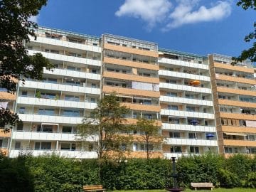 Renovierungsbedürftige 2 ZKB Wohnung mit 2 Balkonen in München-Neuperlach - Außenansicht hinten