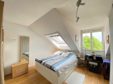 Lichtdurchflutete 3 ZKB Dachgeschosswohnung mit Westbalkon in Höhenkirchen-Siegertsbrunn - Schlafzimmer