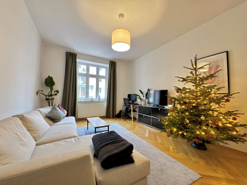 Wohnzimmer - Große, vollständig sanierte 3 Zimmer Altbauwohnung in direkter Nähe vom Rotkreuzplatz / Neuhausen zum 01.03.26