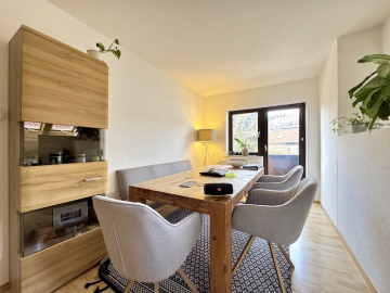 Essbereich - Lichtdurchflutete, große 2,5 Zimmer DG Whg in Feldkirchen Westerham ab 01.06. oder früher