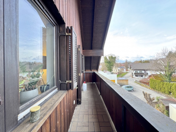 Balkon - Lichtdurchflutete, große 2,5 Zimmer DG Whg in Feldkirchen Westerham ab 01.06. oder früher