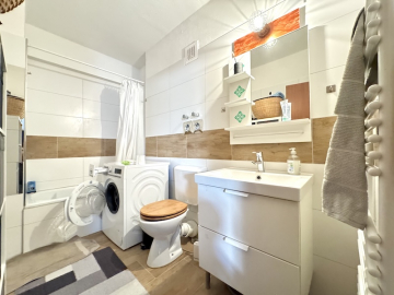 Badezimmer - Lichtdurchflutete, große 2,5 Zimmer DG Whg in Feldkirchen Westerham ab 01.06. oder früher