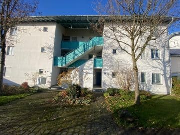 Zuverlässig vermietete 2 Zimmer Etagenwohnung mit Westbalkon in zentraler Lage von Höhenkirchen - Außenansicht Osten