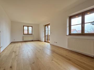 Wohnzimmer - Renovierte, helle 4-ZKB-Wohnung in ruhiger Lage von Siegertsbrunn