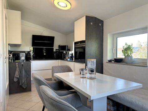 Lichtdurchflutete 3-ZKB Dachterrassenwohnung in ruhiger Lage von Höhenkirchen, 85635 Höhenkirchen-Siegertsbrunn, Dachgeschosswohnung
