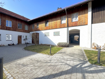 Außenansicht - Groß wie Haus: Großzügige 3,5 ZKB-Galeriewhg. in exponierter Lage von Oberpframmern