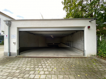 Einfahrt - Ebenerdiger Tiefgaragenstellplatz in zentraler S-Bahn-Nähe von Höhenkirchen zu verkaufen
